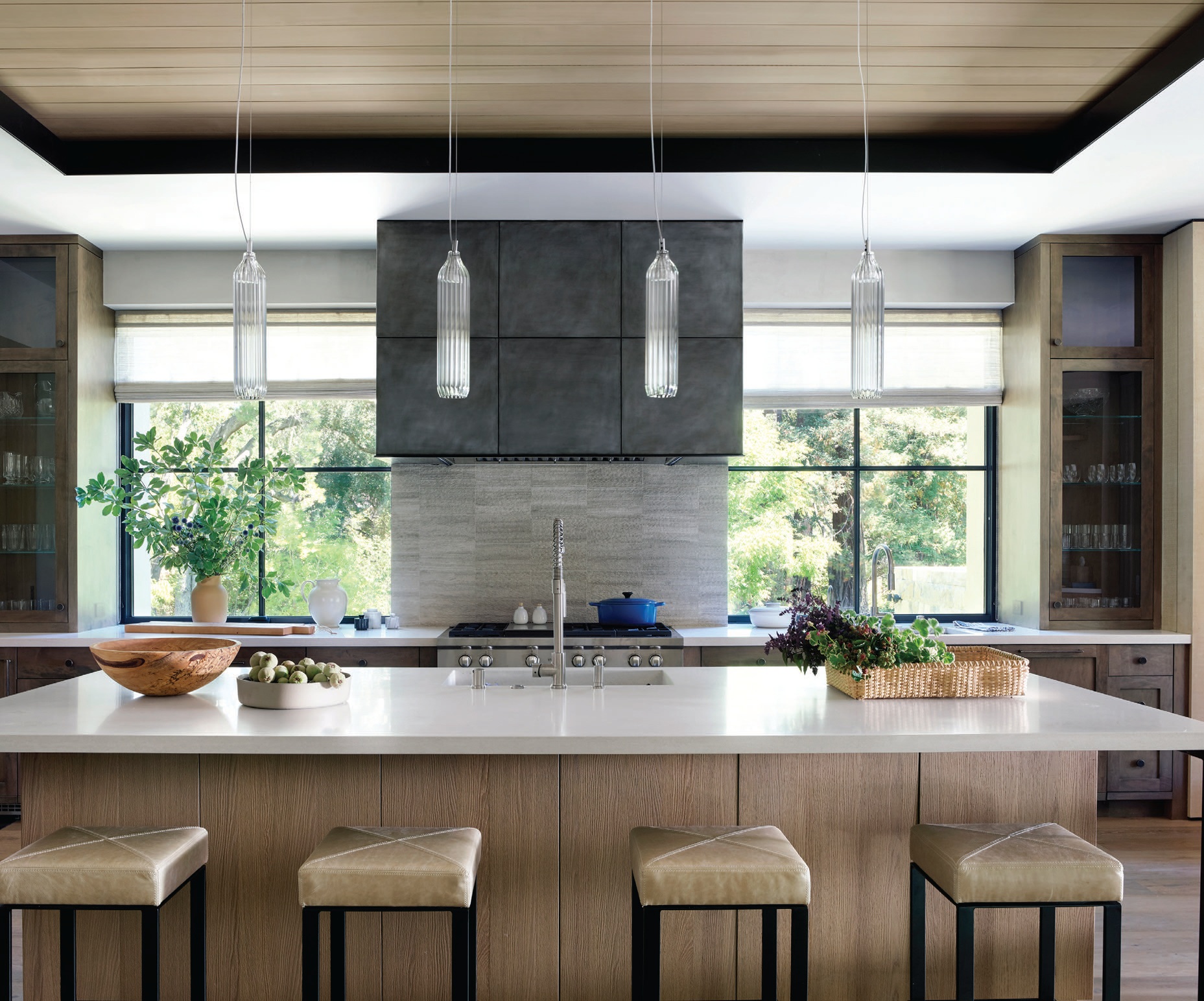 The kitchen features rift-sawn cabinetry with customized oxidized walnut cabinets. PHOTOGRAPHED BY PAUL DYER