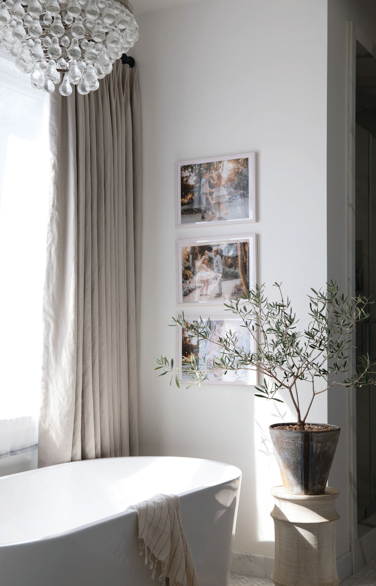 A bright bathroom offers hints of the outdoors. PHOTOGRAPHED BY BESS FRIDAY